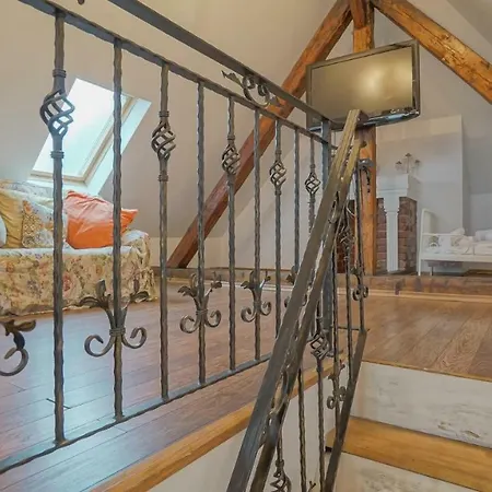 Cn2i Luxury Accommodation/pictor Pop Апартаменти