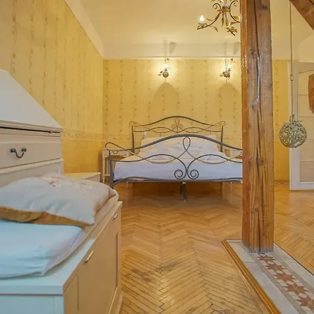 Cn2i Luxury Accommodation/pictor Pop Апартаменти *