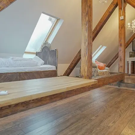 Cn2i Luxury Accommodation/pictor Pop Апартаменти *